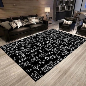Puede incluir: Alfombra rectangular negra con ecuaciones y fórmulas matemáticas blancas. La alfombra presenta la ecuación E=MC² de forma destacada. La alfombra está en un salón con muebles negros y suelo de madera.