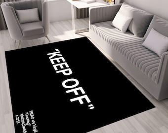 Könnte beinhalten: Schwarz-weißer Teppich mit dem Text "KEEP OFF" in weißen Buchstaben. Der Text "IKEA® c/o Virgil Abloh™" ist ebenfalls in weißen Buchstaben gedruckt, sowie "Flooring", "Almhult, Schweden", und "c.2019".