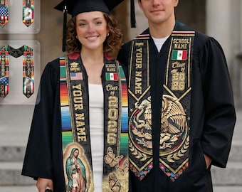 Op de afbeelding: Twee afgestudeerden in zwarte toga's en caps, versierd met gepersonaliseerde afstudeer stola's. De stola's tonen de tekst "YOUR NAME", "SCHOOL NAME" en "Class of 2026", samen met vlaggen en decoratieve elementen.