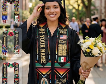 Op de afbeelding: Een afgestudeerde in een zwarte hoed en toga, met een boeket bloemen. De afstudeerlinten tonen de tekst "YOUR NAME", "SCHOOL NAME", "Class of 2026" en de vlaggen van de Verenigde Staten en Mexico. Extra lintontwerpen worden getoond.