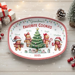 Może przedstawiać: Owalny ceramiczny półmisek z czerwoną obwódką i napisem "Grandma's Favorite Cookies". Półmisek przedstawia piernikowe ludziki, choinkę i rok 2025. Wyświetlane są również imiona Daniel, Amelia, Kayla i Matthew.