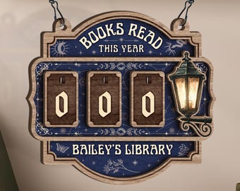 Może przedstawiać: Drewniany znak z napisem "BOOKS READ THIS YEAR" i "BAILEY'S LIBRARY". Znak ma trzy pokrętła numeryczne ustawione na "000" i dekoracyjną latarnię. Tło jest granatowe z akcentami gwiazd i księżyca.