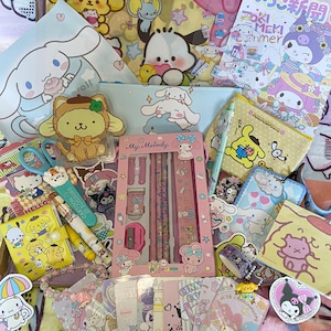 Confezione regalo misteriosa Sanrio con scatola cieca, personaggi Hello Kitty, Cinnamoroll, My Melody, Kuromi, Pompompurin, Pochacco, articoli di cancelleria e gioielli.