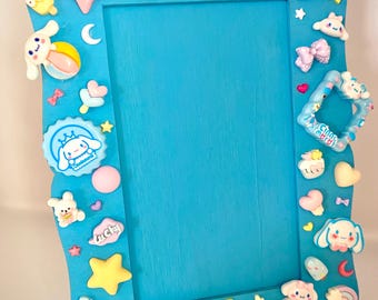 Marco de fotos azul Cinnamoroll, marco de fotos de madera pintado a mano, decoración kawaii de anime para la habitación, lindo regalo de resina decoden para ella.