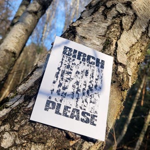 Könnte beinhalten: Eine rechteckige weiße Karte mit dem schwarzen Schriftzug "BIRCH PLEASE" in einer fetten, blockartigen Schriftart. Die Buchstaben sind mit einem abgenutzten, strukturierten Muster gefüllt, das die Optik von Baumrinde nachahmt.