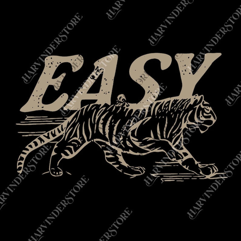 Op de afbeelding: Zwart grafisch T-shirt met het woord "EASY" in een verweerde bruine lettertype boven een gedetailleerde illustratie van een tijger. De tijger is bruin met zwarte strepen, op een zwarte achtergrond.