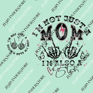 以下が含まれることがあります： 「I'M NOT JUST A MOM I'M ALSO A BITCH」のテキストが入った、明るいティール色のグラフィック。デザインには、中指を立てた骸骨の手、蝶、ピンクの稲妻が含まれています。