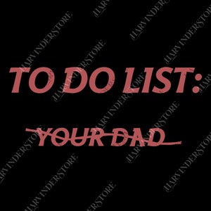 Puede incluir: Fondo negro con el texto "TO DO LIST:" en rojo, con "YOUR DAD" tachado en rojo. El texto está en negrita, con una fuente sans-serif.