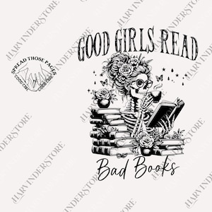 Pode incluir: Gráfico em preto e branco com um esqueleto lendo um livro e bebendo café. O texto "Good Girls Read Bad Books" está arqueado acima do esqueleto. Rosas, borboletas e livros também estão incluídos.