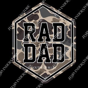 Könnte beinhalten: Schwarze Grafik mit den Worten "RAD DAD" in fetten, weißen Blockbuchstaben, vor einem Tarnmuster in einer weiß umrandeten sechseckigen Form. Der Text "SOUTHERN BLUES" steht darunter.