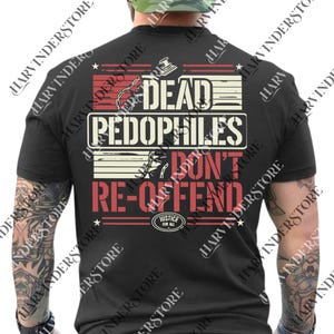 Puede incluir: Camiseta negra con un diseño gráfico. El diseño incluye las palabras "DEAD PEDOPHILES DON'T RE-OFFEND" en rojo y blanco, con un pequeño emblema "JUSTICE FOR ALL". La camiseta tiene cuello redondo.