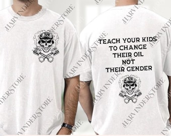 Op de afbeelding: Wit T-shirt met een zwarte afbeelding van een schedel met een bril en gekruiste zuigers. De achterkant van het shirt heeft de tekst "TEACH YOUR KIDS TO CHANGE THEIR OIL NOT THEIR GENDER" en een vergelijkbare afbeelding. De onderkant van de afbeelding heeft de tekst "PNG + SVG".