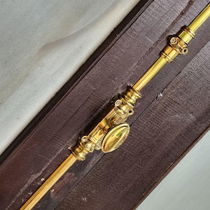 Code-C. Messing cremone met kleine knop stervruchtstijl gepolijst messing afwerking elke stang 120 cm lang genoeg voor 240 cm deur hoog