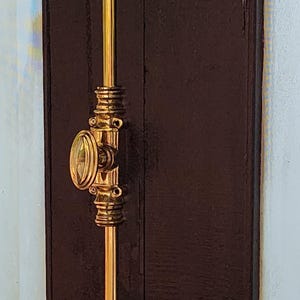 Código B. Pomo grande estilo carambola. Cremona de latón. Varilla para puerta delantera. Longitud total: 240 cm.