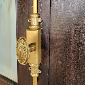 Code-E kleine gegraveerde stijlknop creme messing antiek-messing afwerking, elke stang 120 cm lang met scharnieren antiek messing genoeg voor een deur van 240 cm