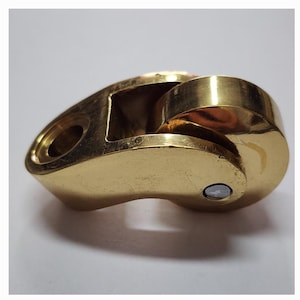 4 rodízios de 5,4 cm de altura, roda pequena de 3,1 cm em latão polido.