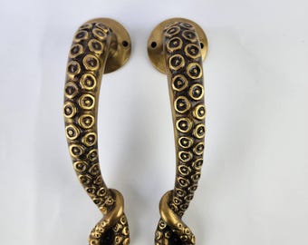 Un par de tiradores de puerta estilo tentáculos de pulpo de 28 cm, pesados, hechos a mano, huecos en el interior.