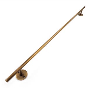 Może przedstawiać: Długi, mosiężny poręcz z okrągłą płytą montażową na każdym końcu. Poręcz jest prosta i ma gładkie, matowe wykończenie. Płyty montażowe mają po trzy otwory na śruby. Przeznaczona do użytku domowego lub komercyjnego.