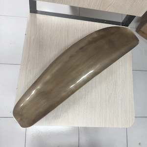 UN SEUL CÔTÉ - Poignée de porte en laiton de forme irrégulière de 50 cm, fixation par pêne dormant, laiton antique