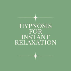 Puede incluir: Imagen cuadrada con fondo verde apagado. El texto "HIPNOSIS PARA LA RELAJACIÓN INSTANTÁNEA" se muestra en blanco, centrado. Diseños de estrellas blancas están arriba y abajo del texto.