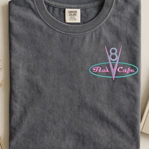 Puede incluir: Un juego de tres tazas de cer&aacute;mica con un esmalte moteado de color crema. Cada taza presenta un dise&ntilde;o pintado a mano diferente: una hoja azul y verde, una flor amarilla y una baya roja. Las tazas tienen un dise&ntilde;o simple y moderno.