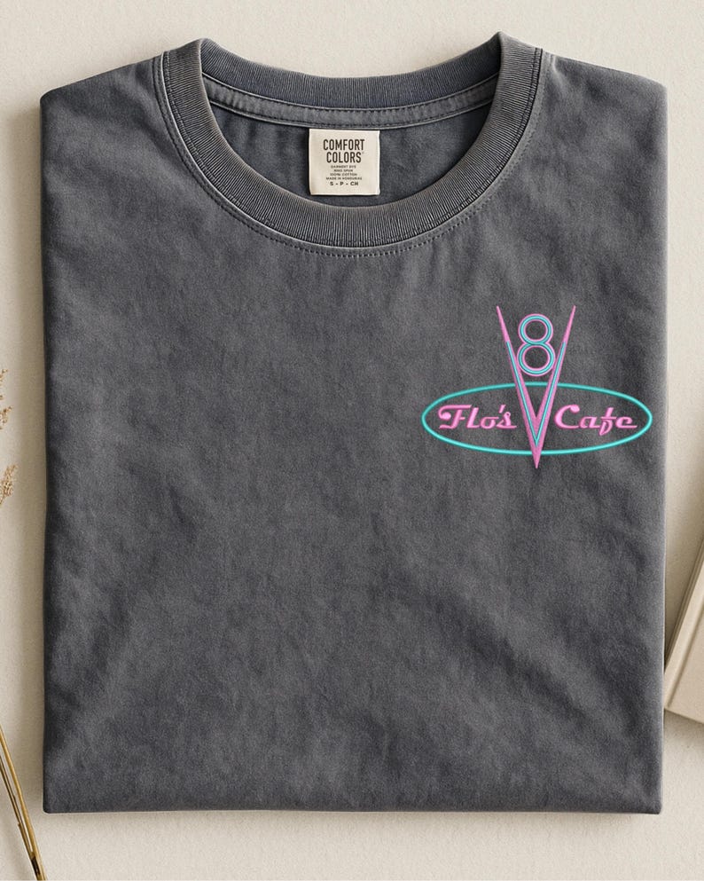 Puede incluir: Un juego de tres tazas de cer&aacute;mica con un esmalte moteado de color crema. Cada taza presenta un dise&ntilde;o pintado a mano diferente: una hoja azul y verde, una flor amarilla y una baya roja. Las tazas tienen un dise&ntilde;o simple y moderno.