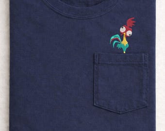 Camiseta bordada de Disney Hei Hei, amiga de Moana, con bolsillo: Camiseta con bolsillo de Moana asomándose, Camiseta con bolsillo asomándose solamente