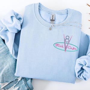 Camiseta bordada de Disney Cars Flos Cafe, suéter de Cars Lightning McQueen Cafe, sudadera de Pixar Cars McQueen Mater Sally imagen 15