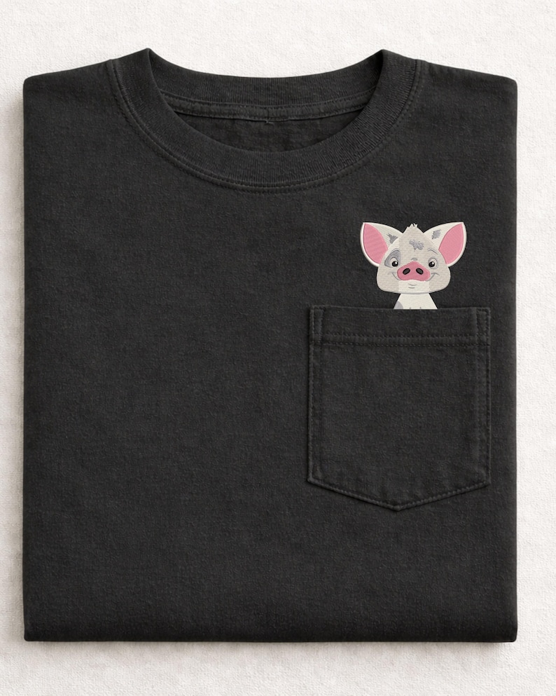 Puede incluir: Camiseta negra con un bolsillo con un cerdo de dibujos animados bordado con orejas y nariz rosas. El cerdo asoma por el bolsillo. La camiseta tiene cuello redondo y mangas cortas. La camiseta es de material suave.