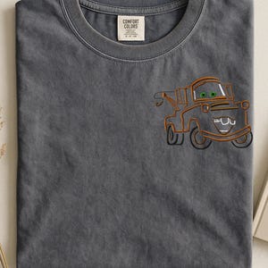 Puede incluir: Una taza de cer&aacute;mica blanca con un asa negra y el texto "But First, Coffee" en negro y negrita. La taza est&aacute; sobre una superficie blanca. La taza mide aproximadamente 10 cm de alto.