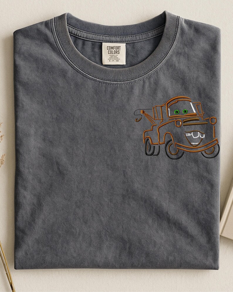 Puede incluir: Una taza de cer&aacute;mica blanca con un asa negra y el texto "But First, Coffee" en negro y negrita. La taza est&aacute; sobre una superficie blanca. La taza mide aproximadamente 10 cm de alto.