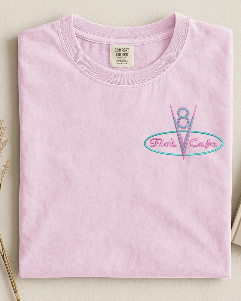 Puede incluir: Una taza de cer&aacute;mica blanca con un asa negra y el texto "But First, Coffee" en negro y negrita. La taza est&aacute; sobre una superficie blanca. La taza mide 10 cm de alto.