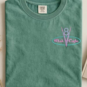 Puede incluir: Un letrero de madera r&uacute;stica con la palabra "Welcome" en letras blancas. El letrero presenta un acabado envejecido y un dise&ntilde;o sencillo y acogedor, ideal para un porche o entrada.