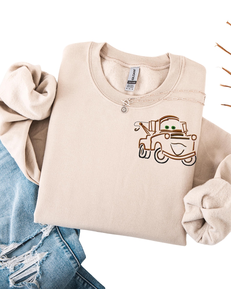 Puede incluir: Una taza de cer&aacute;mica blanca con un asa negra y el texto "But First, Coffee" en negro y negrita. La taza est&aacute; sobre una superficie de madera. La taza mide aproximadamente 10 cm de alto.