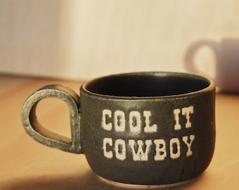 Taza "Cool it Cowboy" hecha a mano de 280 ml / Regalos para amantes del café / Estilo western / Estética vaquera