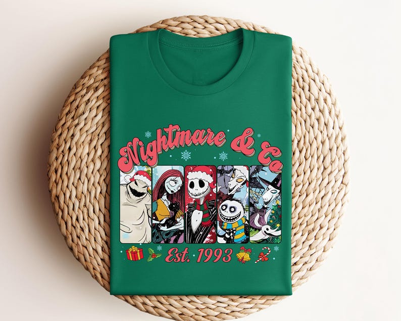 Puede incluir: Camiseta verde con un gr&aacute;fico navide&ntilde;o de personajes de la pel&iacute;cula "Pesadilla antes de Navidad". El gr&aacute;fico presenta a los personajes Jack Skellington, Sally, Oogie Boogie y Zero. El texto "Nightmare & Co. Est. 1993" est&aacute; impreso debajo del gr&aacute;fico.