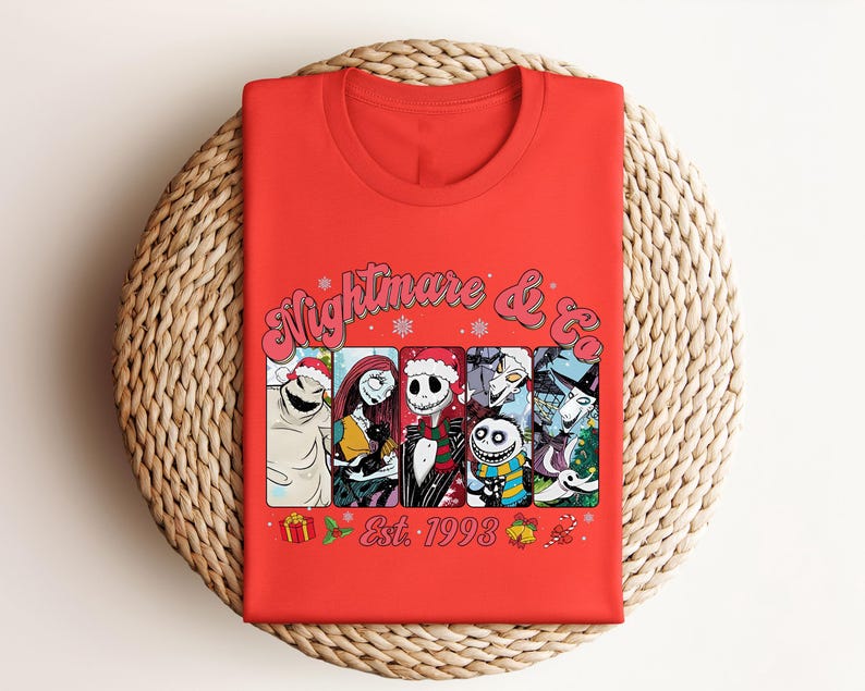 Puede incluir: Camiseta roja con un gr&aacute;fico de personajes de la pel&iacute;cula "Pesadilla antes de Navidad" con el texto "Nightmare & Co. Est. 1993".