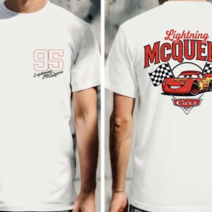 Puede incluir: Camiseta blanca con dise&ntilde;o de Lightning McQueen. La parte delantera muestra el n&uacute;mero 95 y el nombre del personaje. La parte trasera presenta un gr&aacute;fico de Lightning McQueen con banderas a cuadros y el texto "Lightning McQueen Cars".