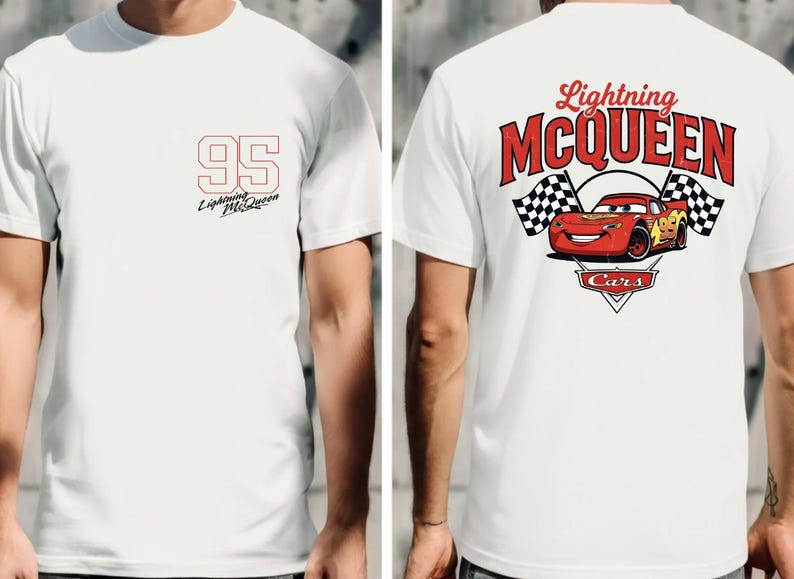 Puede incluir: Camiseta blanca con dise&ntilde;o de Lightning McQueen. La parte delantera muestra el n&uacute;mero 95 y el nombre del personaje. La parte trasera presenta un gr&aacute;fico de Lightning McQueen con banderas a cuadros y el texto "Lightning McQueen Cars".