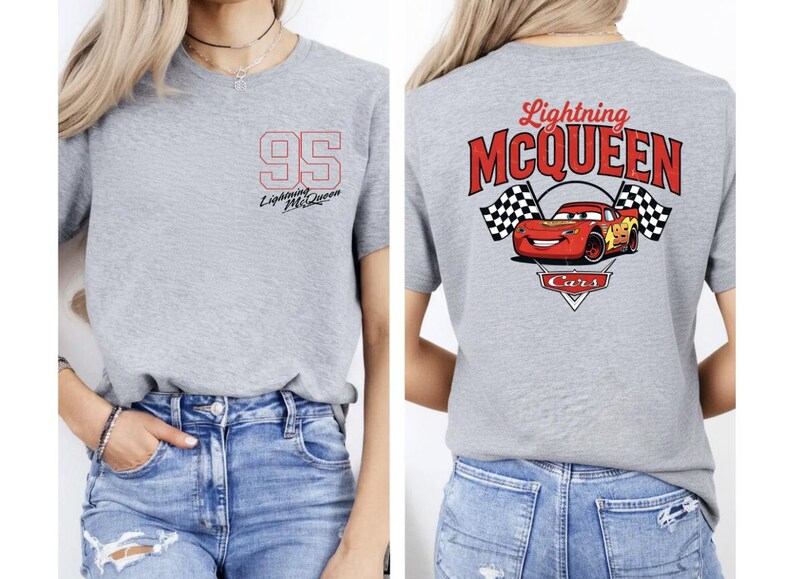 Puede incluir: Camiseta gris con el n&uacute;mero "95" y "Lightning McQueen" en la parte delantera. La parte trasera de la camiseta muestra un gr&aacute;fico de Rayo McQueen con banderas a cuadros y el texto "Lightning McQueen Cars".