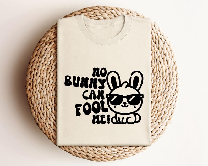 K&ouml;nnte beinhalten: Ein wei&szlig;es T-Shirt mit einer schwarzen Grafik eines Kaninchens mit Sonnenbrille und dem Text "No bunny can fool me!"