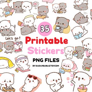 Peut inclure: Une collection de 35 autocollants imprimables avec des chats de dessins animés dans diverses poses. Les autocollants incluent des chats avec des lunettes de soleil, lisant et dégustant du café. Le texte sur l'image dit "Printable Stickers" et "PNG Files".