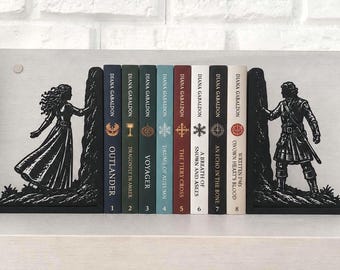 Fermalibri ispirati a Outlander, con una coppia davanti ad antiche pietre scozzesi – decorazioni delle Highlands scozzesi