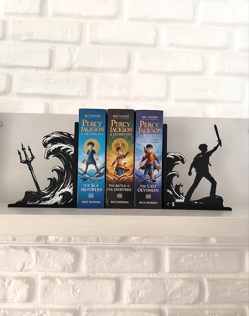 Sujetalibros de metal con diseño de tridente y olas inspirado en mitología griega, decoración temática para estantería de libros juveniles y sagas de fantasía épica, accesorio decorativo de semidiós griego y dioses del Olimpo, regalo para lectores de novelas de aventuras y coleccionistas de BookTok.
