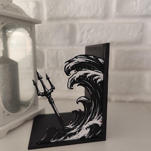 Sujetalibros de metal con diseño de tridente y olas inspirado en mitología griega, decoración temática para estantería de libros juveniles y sagas de fantasía épica, accesorio decorativo de semidiós griego y dioses del Olimpo, regalo para lectores de novelas de aventuras y coleccionistas de BookTok.