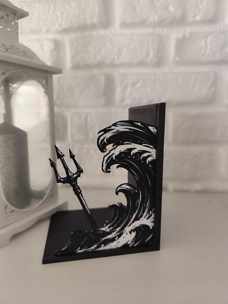 Sujetalibros de metal con diseño de tridente y olas inspirado en mitología griega, decoración temática para estantería de libros juveniles y sagas de fantasía épica, accesorio decorativo de semidiós griego y dioses del Olimpo, regalo para lectores de novelas de aventuras y coleccionistas de BookTok.