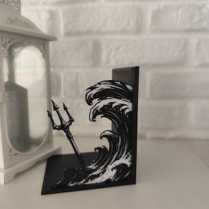 Sujetalibros de metal con diseño de tridente y olas inspirado en mitología griega, decoración temática para estantería de libros juveniles y sagas de fantasía épica, accesorio decorativo de semidiós griego y dioses del Olimpo, regalo para lectores de novelas de aventuras y coleccionistas de BookTok.