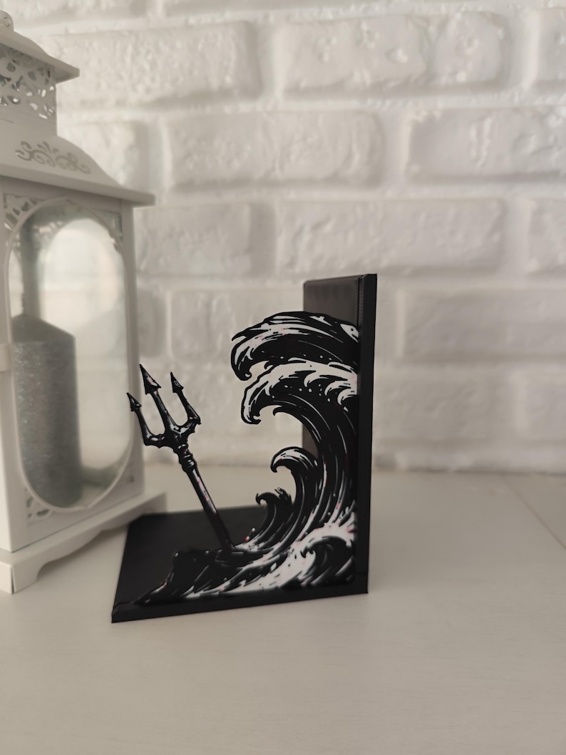 Sujetalibros de metal con diseño de tridente y olas inspirado en mitología griega, decoración temática para estantería de libros juveniles y sagas de fantasía épica, accesorio decorativo de semidiós griego y dioses del Olimpo, regalo para lectores de novelas de aventuras y coleccionistas de BookTok.