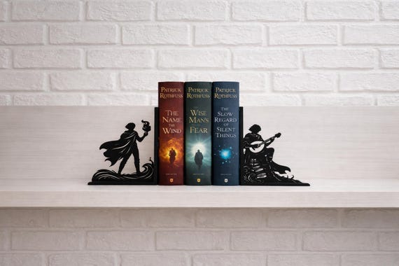 Sujetalibros The Name of the Wind Kvothe, Kingkiller Chronicle Fantasy Book Decor, Magical Bookshelf Gift