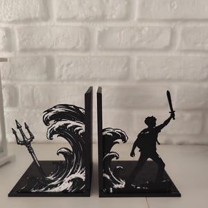 Sujetalibros de metal con diseño de tridente y olas inspirado en mitología griega, decoración temática para estantería de libros juveniles y sagas de fantasía épica, accesorio decorativo de semidiós griego y dioses del Olimpo, regalo para lectores de novelas de aventuras y coleccionistas de BookTok.
